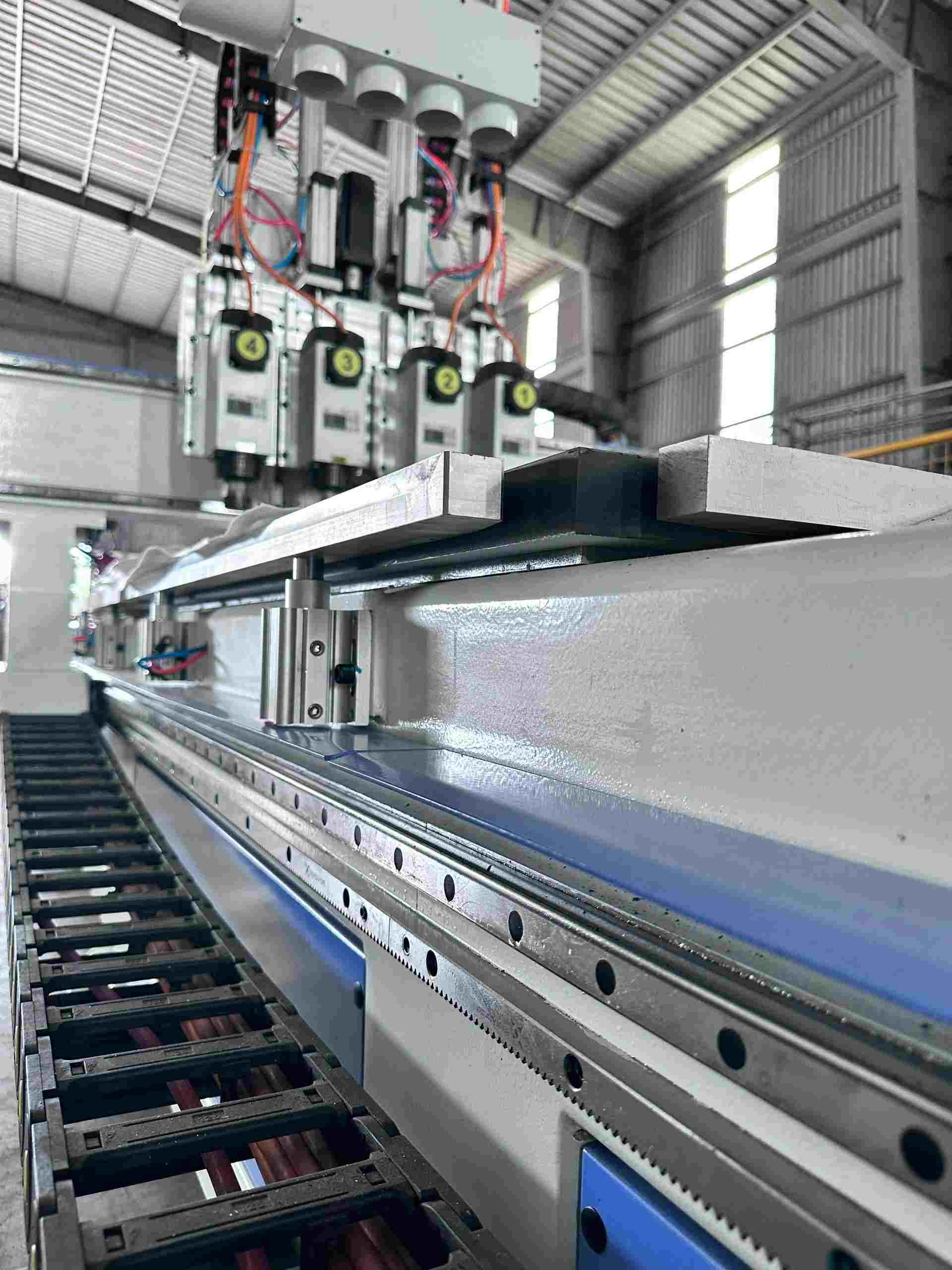 Máy gia công trung tâm CNC hai mặt bàn bốn đầu