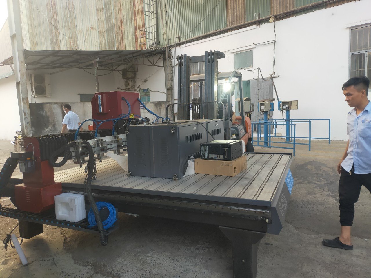 May Duc 8 Dau 1 Bàn Giao Máy Đục 8 Đầu, Khách Tân Vĩnh Nghĩa