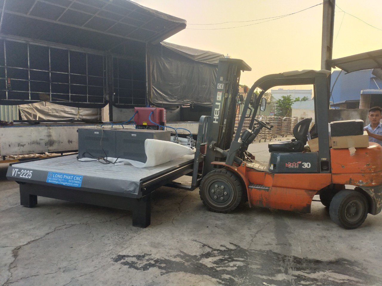 May Duc 8 Dau 2 Bàn Giao Máy Đục 8 Đầu, Khách Tân Vĩnh Nghĩa