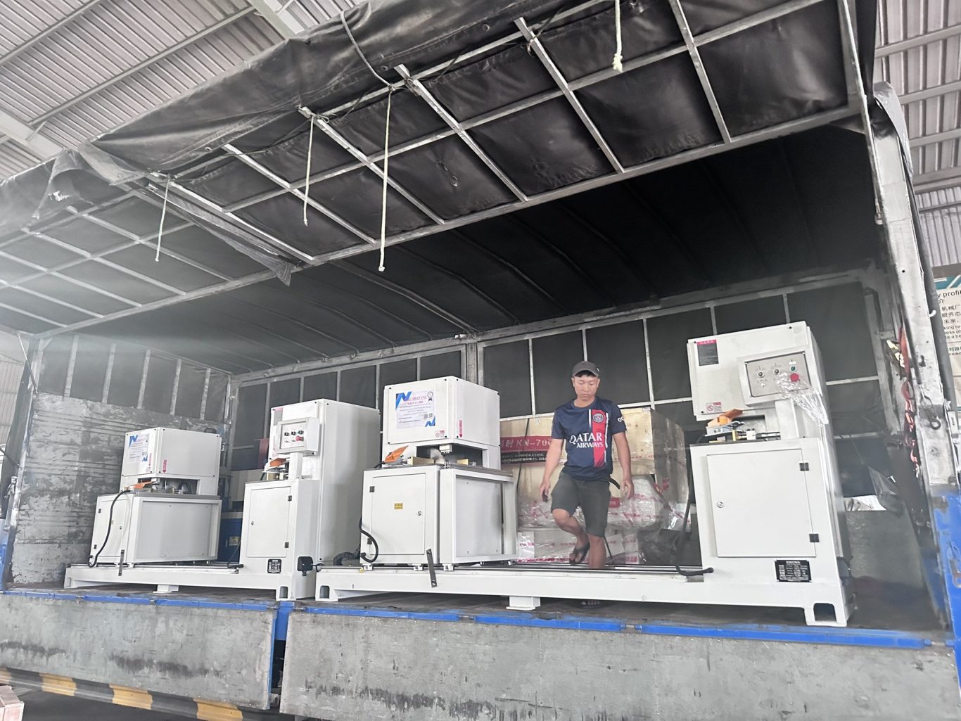 Cuối Tuần Tranh Thủ Bàn Giao Máy Cho Khách Hàng – Máy Ép Nguội 100T, Máy Dán Cạnh Cong, Máy Cắt Góc 2 Bên 17 May Ep Nguoi 100T 1 Cuối Tuần Tranh Thủ Bàn Giao Máy Cho Khách Hàng – Máy Ép Nguội 100T, Máy Dán Cạnh Cong, Máy Cắt Góc 2 Bên