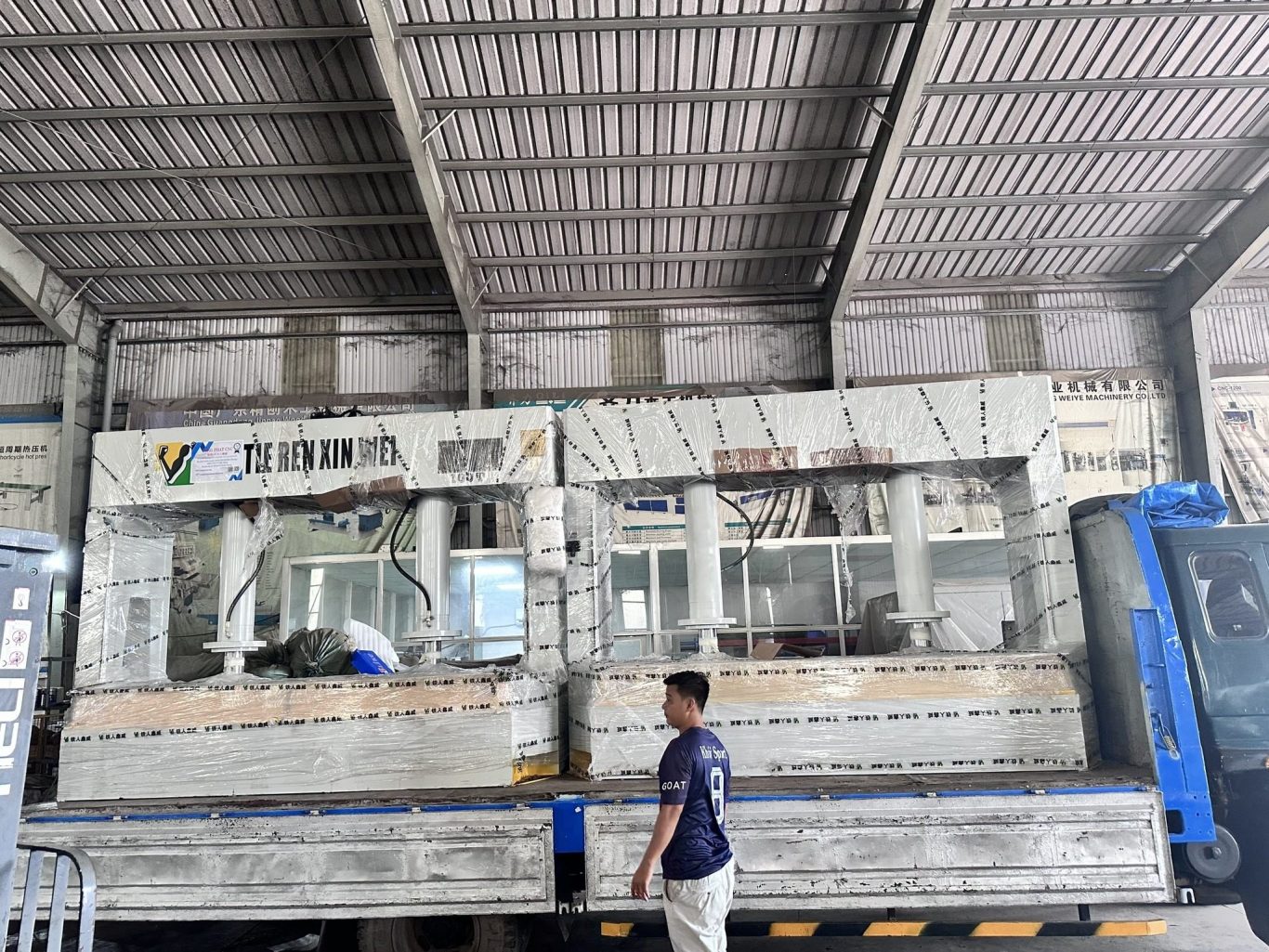 Cuối Tuần Tranh Thủ Bàn Giao Máy Cho Khách Hàng – Máy Ép Nguội 100T, Máy Dán Cạnh Cong, Máy Cắt Góc 2 Bên 19 May Ep Nguoi 100T 2 Cuối Tuần Tranh Thủ Bàn Giao Máy Cho Khách Hàng – Máy Ép Nguội 100T, Máy Dán Cạnh Cong, Máy Cắt Góc 2 Bên
